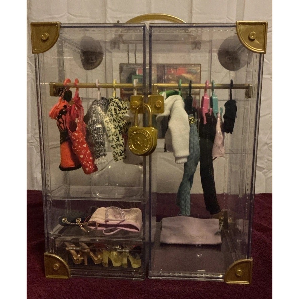 Rainbow High Deluxe Fashion Closet With 30 Plus Pieces Fashion & Accessories Set